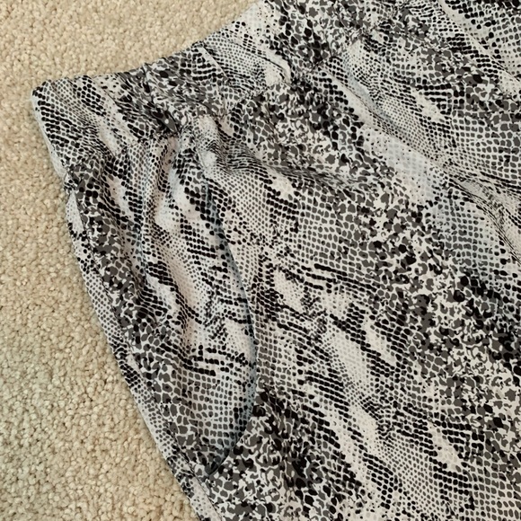 Joe’s Jeans Silk Python Print Tapered Pull On Ankle Zip Pant Size S like NWOT - Picture 7 of 7